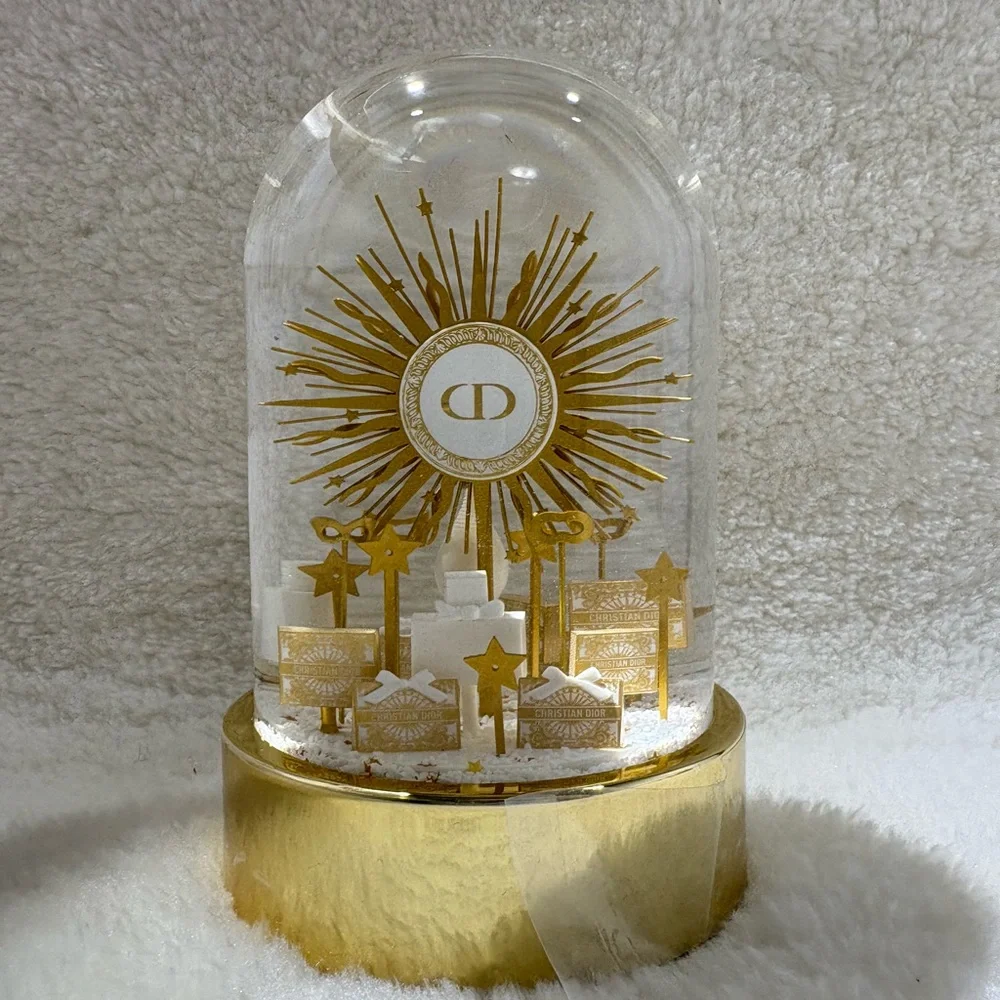 Dior gift 2024 Christmas snow Globe - Picture 3 of 9